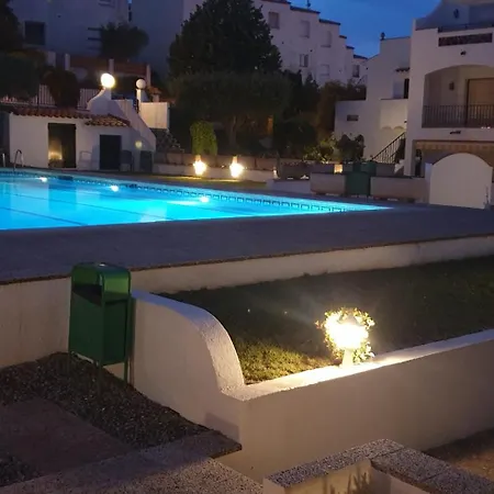 Bel Face Piscine En Rdj * Roses
